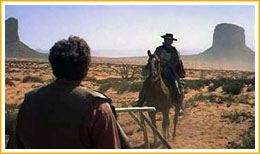 Primera secuencia de la película, con Ethan Edwards acercándose montado a lomos de su caballo.