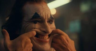 Joaquin Phoenix forzando la sonrisa de Arthur Fleck, el Joker