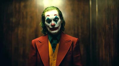 Joaquin Phoenix hace una gran interpretaciÃ³n como el Joker, un personaje con graves trastornos psicolÃ³gicos