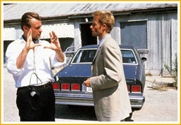 Christopher Nolan da instrucciones a Guy Pearce.
