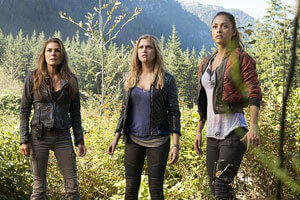 Clarke, Raven y Abby tienen que adaptarse a un entorno hostil y cambiante.