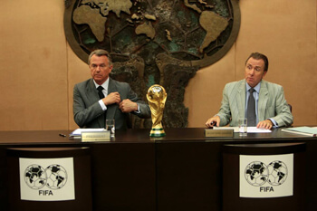 Tim Roth, en el papel del polémico Joseph Blatter, y Sam Neill completan la terna de actores.